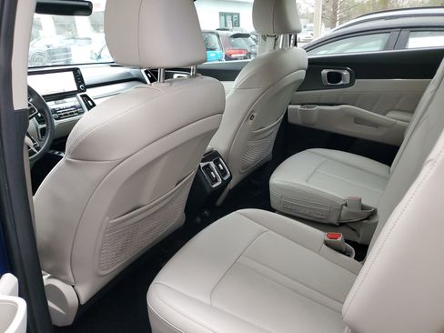 Used 2023 Kia Sorento SX image 9