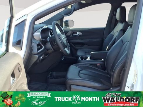 New 2026 Chrysler Pacifica Select image 9