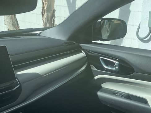 Used 2025 Jeep Compass Limited image 35