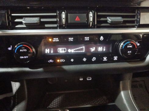 Used 2024 Nissan Pathfinder SL image 16