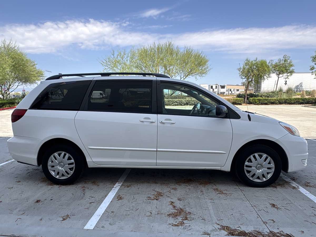 Used 2005 Toyota Sienna LE w/ LE Pkg 1 FWD image 2