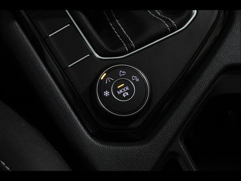 Certified 2023 Volkswagen Taos SE AWD/4WD image 18