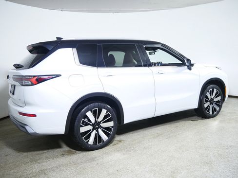 New 2025 Mitsubishi Outlander SEL image 2