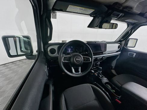 Used 2025 Jeep Wrangler Sahara image 18