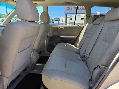 Used 2005 Toyota Highlander 4WD V6 w/ 3rd Row image 9