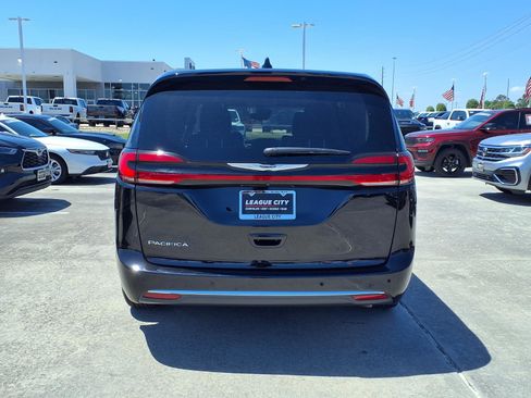 Used 2024 Chrysler Pacifica Touring-L FWD image 6