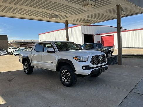Used 2022 Toyota Tacoma TRD Off-Road image 3