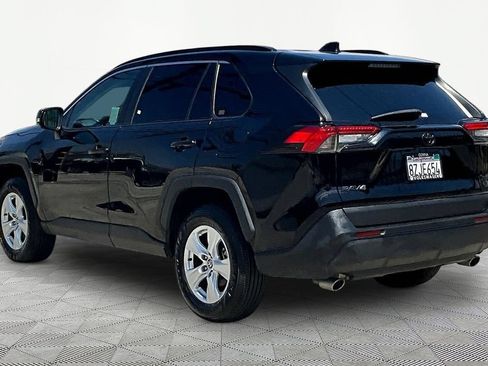 Used 2021 Toyota RAV4 XLE w/ Convenience Package FWD image 4