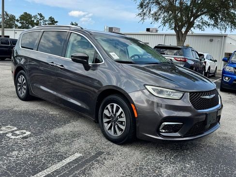 Used 2021 Chrysler Pacifica Touring-L FWD image 7
