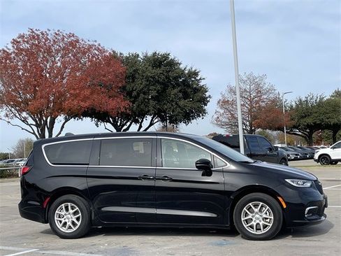 Used 2024 Chrysler Pacifica Touring-L image 3