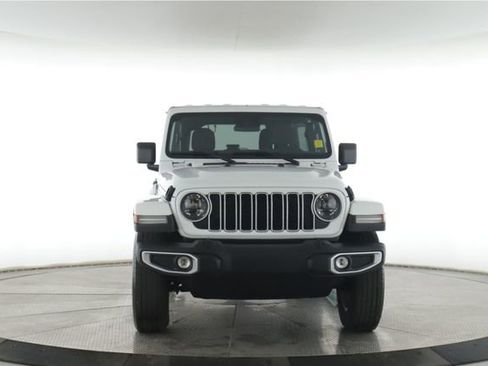 Used 2025 Jeep Wrangler Unlimited Sahara AWD/4WD image 12
