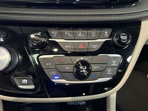 Used 2022 Chrysler Pacifica Limited FWD image 18