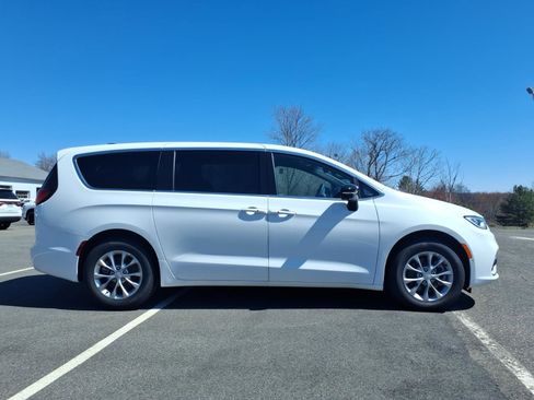 New 2026 Chrysler Pacifica Select image 2
