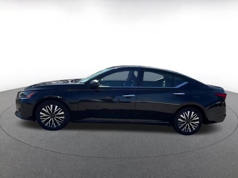 Used 2025 Nissan Altima 2.5 SV image 9