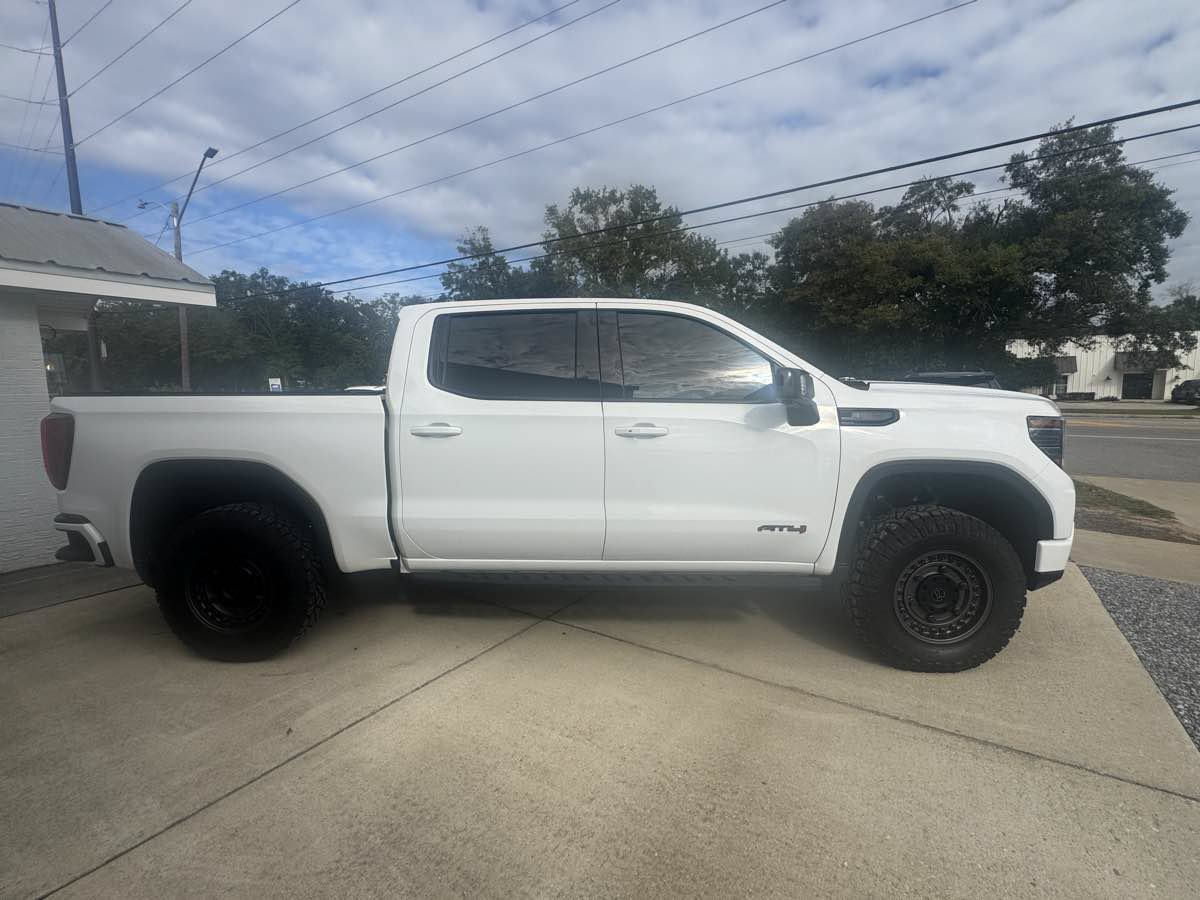 Used 2025 GMC Sierra 1500 AT4 w/ AT4 Premium Package AWD/4WD image 5