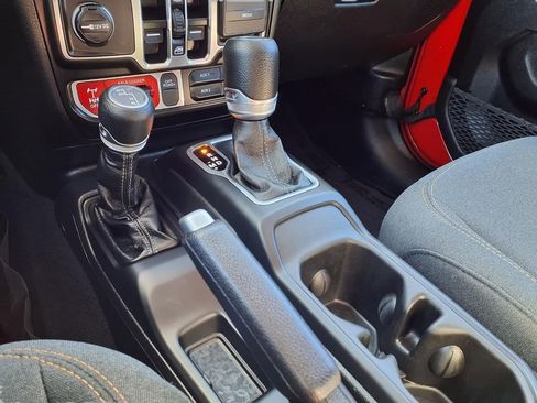 Used 2025 Jeep Wrangler Willys image 11