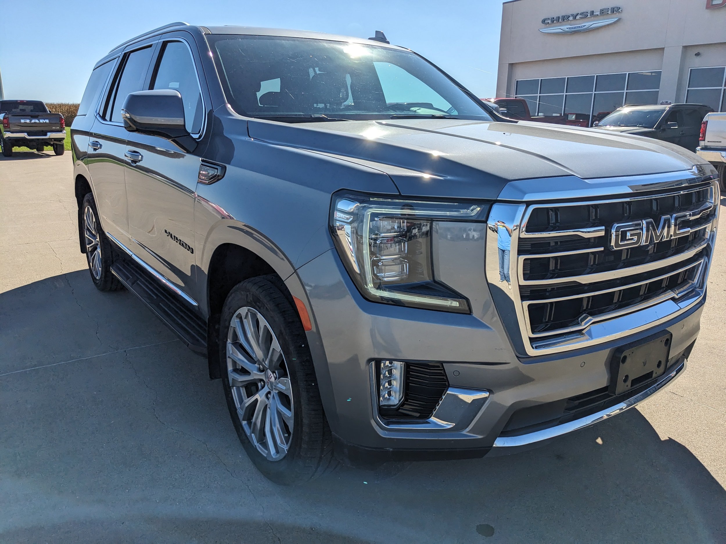 Used 2021 GMC Yukon SLT w/ SLT Luxury Plus Package AWD/4WD image 2
