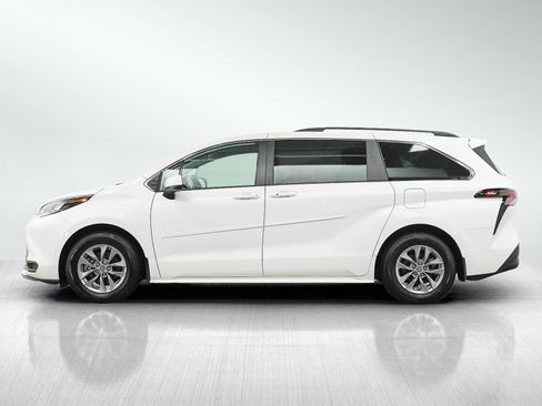 Used 2024 Toyota Sienna LE AWD/4WD image 2