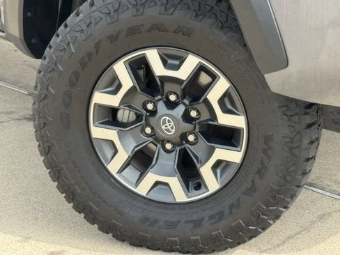 Used 2023 Toyota Tacoma TRD Off-Road w/ Technology Package AWD/4WD image 30