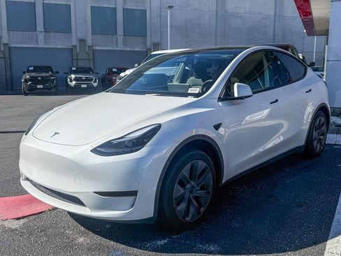Used 2024 Tesla Model Y 2WD image 2