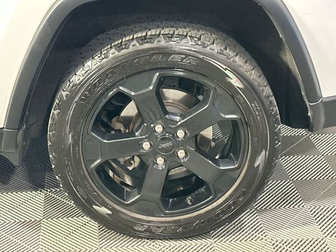 Used 2019 Jeep Grand Cherokee Laredo image 12