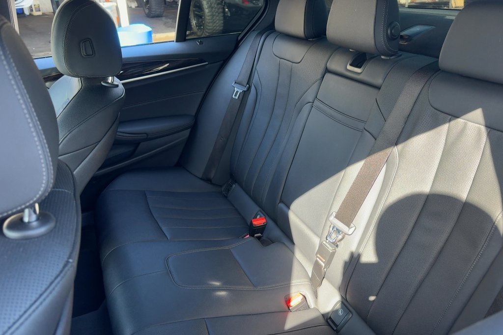 Used 2022 BMW 530i w/ M Sport Package RWD image 12