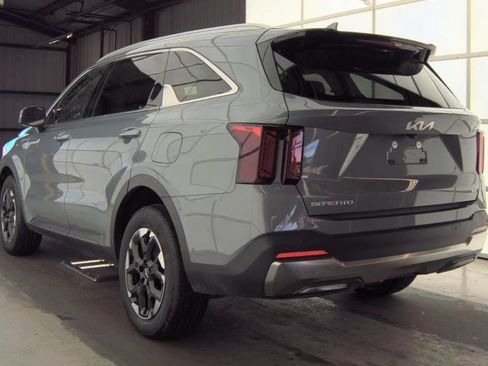 Used 2024 Kia Sorento S w/ Panoramic Sunroof Package image 5