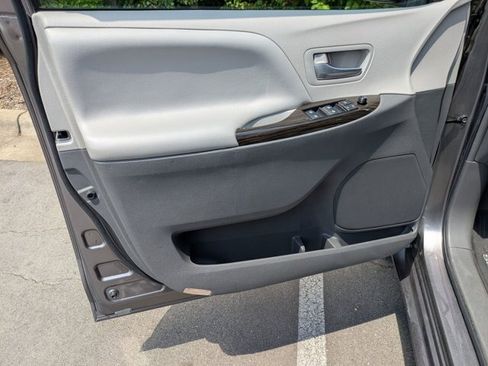 Used 2017 Toyota Sienna XLE Premium FWD image 10