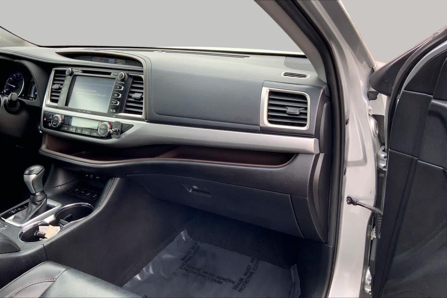 Used 2019 Toyota Highlander XLE AWD/4WD image 16