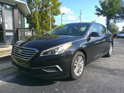 Used 2017 Hyundai Sonata SE w/ Cargo Package FWD image 2