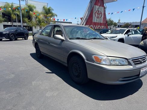 Used 2000 Toyota Camry CE FWD image 2