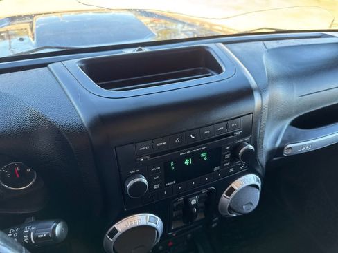 Used 2012 Jeep Wrangler Unlimited Rubicon w/ Connectivity Group image 34