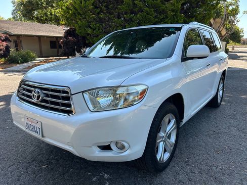 Used 2010 Toyota Highlander Limited FWD image 2