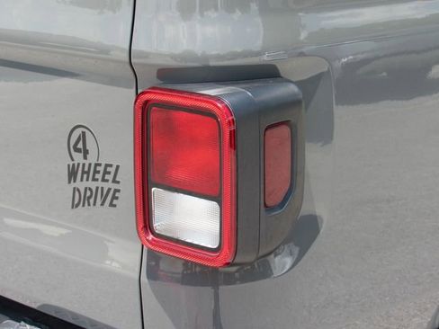 Used 2021 Jeep Gladiator Willys AWD/4WD image 12