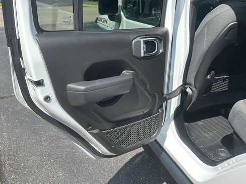Used 2024 Jeep Gladiator Rubicon w/ Technology Group AWD/4WD image 16