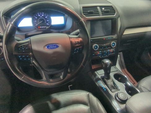 Used 2018 Ford Explorer XLT w/ Equipment Group 202A image 9