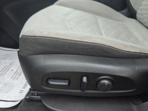 Used 2018 Chevrolet Equinox LT FWD image 25