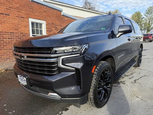 Used 2023 Chevrolet Suburban LT w/ Luxury Package image 23