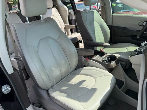 Used 2018 Chrysler Pacifica Touring-L w/ Advanced Safetytec Group image 12