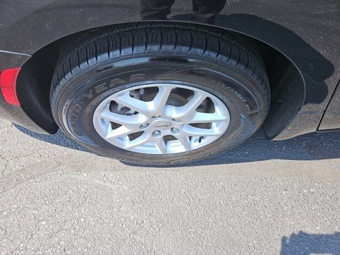 Used 2024 Chrysler Pacifica Touring-L FWD image 11