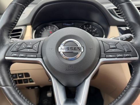 Used 2017 Nissan Rogue SV w/ SV Premium Package FWD image 13