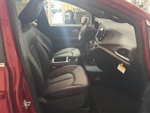 New 2026 Chrysler Pacifica Select image 17
