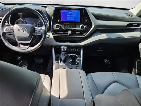 Used 2023 Toyota Highlander XLE AWD/4WD image 17