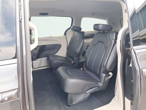 Used 2023 Chrysler Pacifica Touring-L FWD image 11