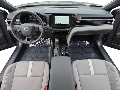 Used 2025 Toyota Camry SE image 15