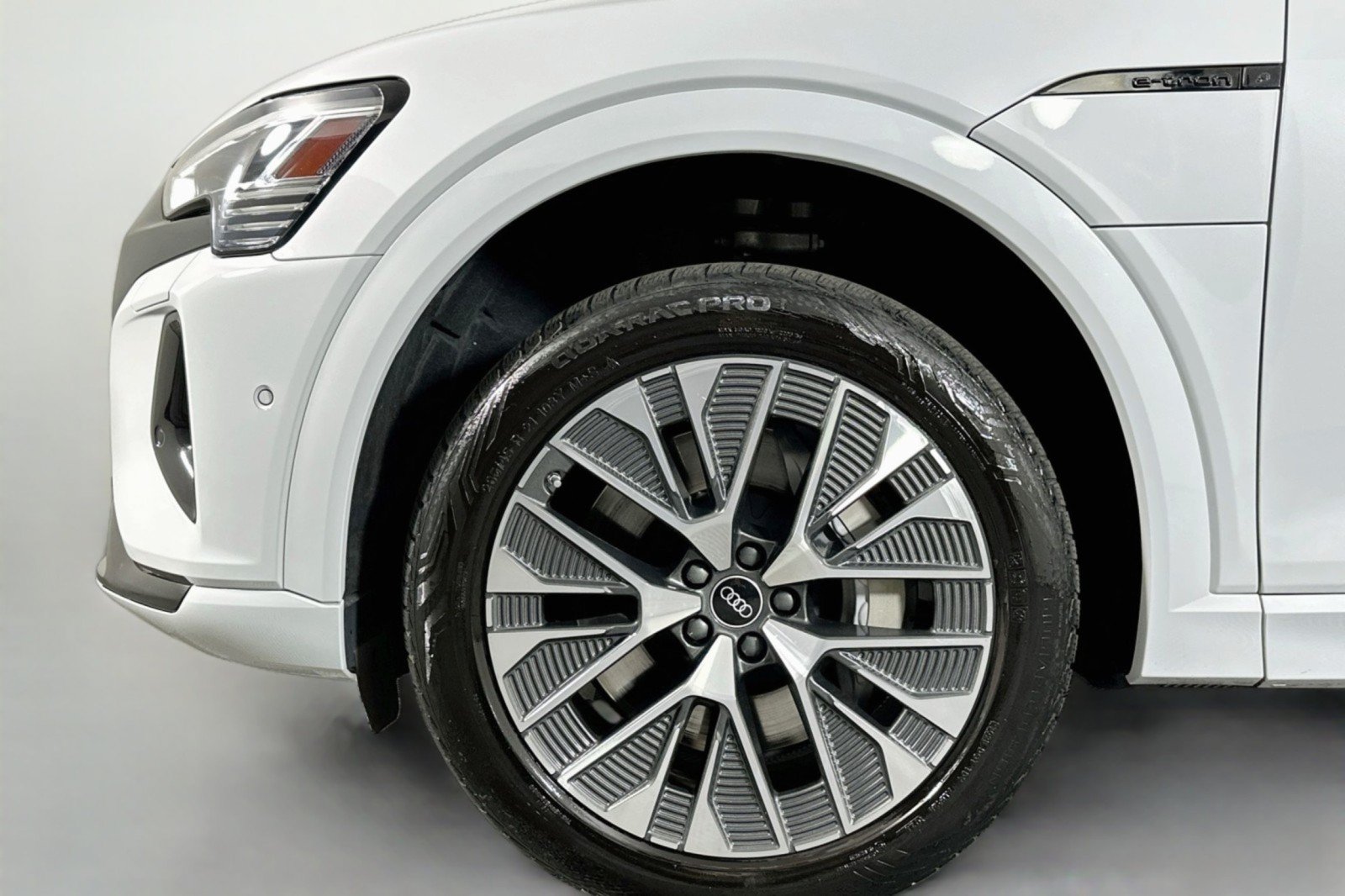 Used 2024 Audi Q8 e-tron Premium Plus w/ Premium Plus Package AWD/4WD image 12