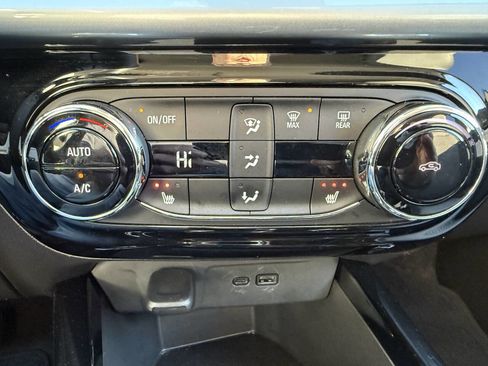 Used 2025 Chevrolet Trax LT w/ LT Convenience Package image 18