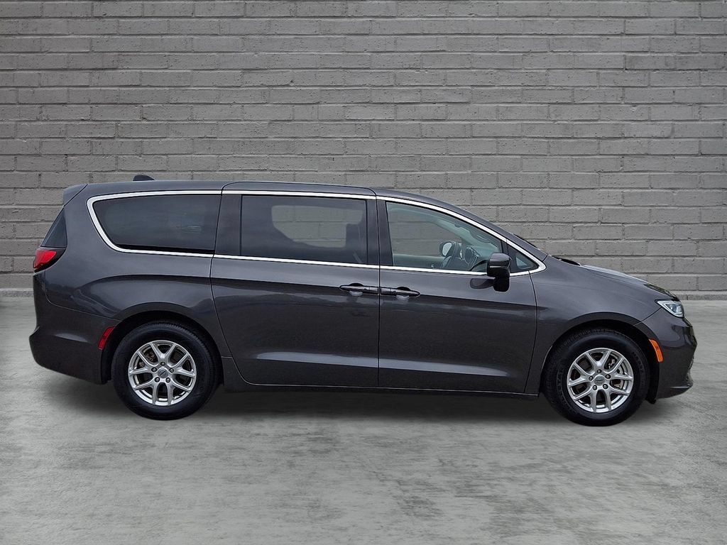 Used 2023 Chrysler Pacifica Touring-L FWD image 13