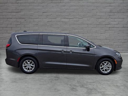 Used 2023 Chrysler Pacifica Touring-L FWD image 13