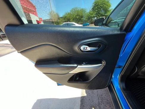 Used 2017 Jeep Cherokee Trailhawk w/ Comfort/Convenience Group AWD/4WD image 12